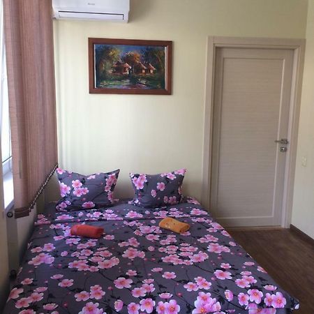 Room In The Guest House Odessa Exteriör bild